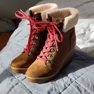 New! Portland Boot Company Women's Tan Wedge Boots with Red Laces Size 10